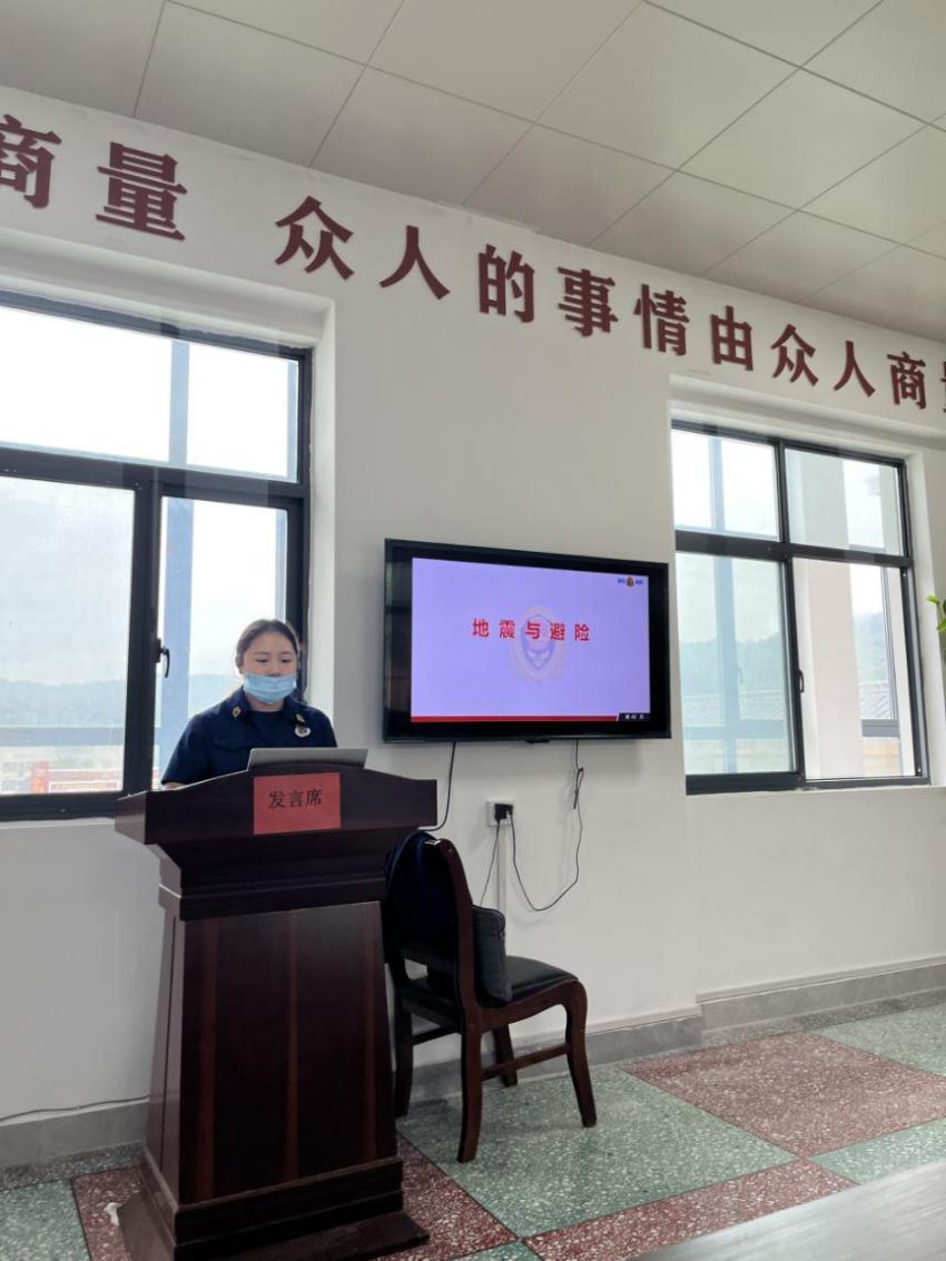 信阳市第三人民医院第二党支部前往马庄村开展“防震减灾”培训及演练活动